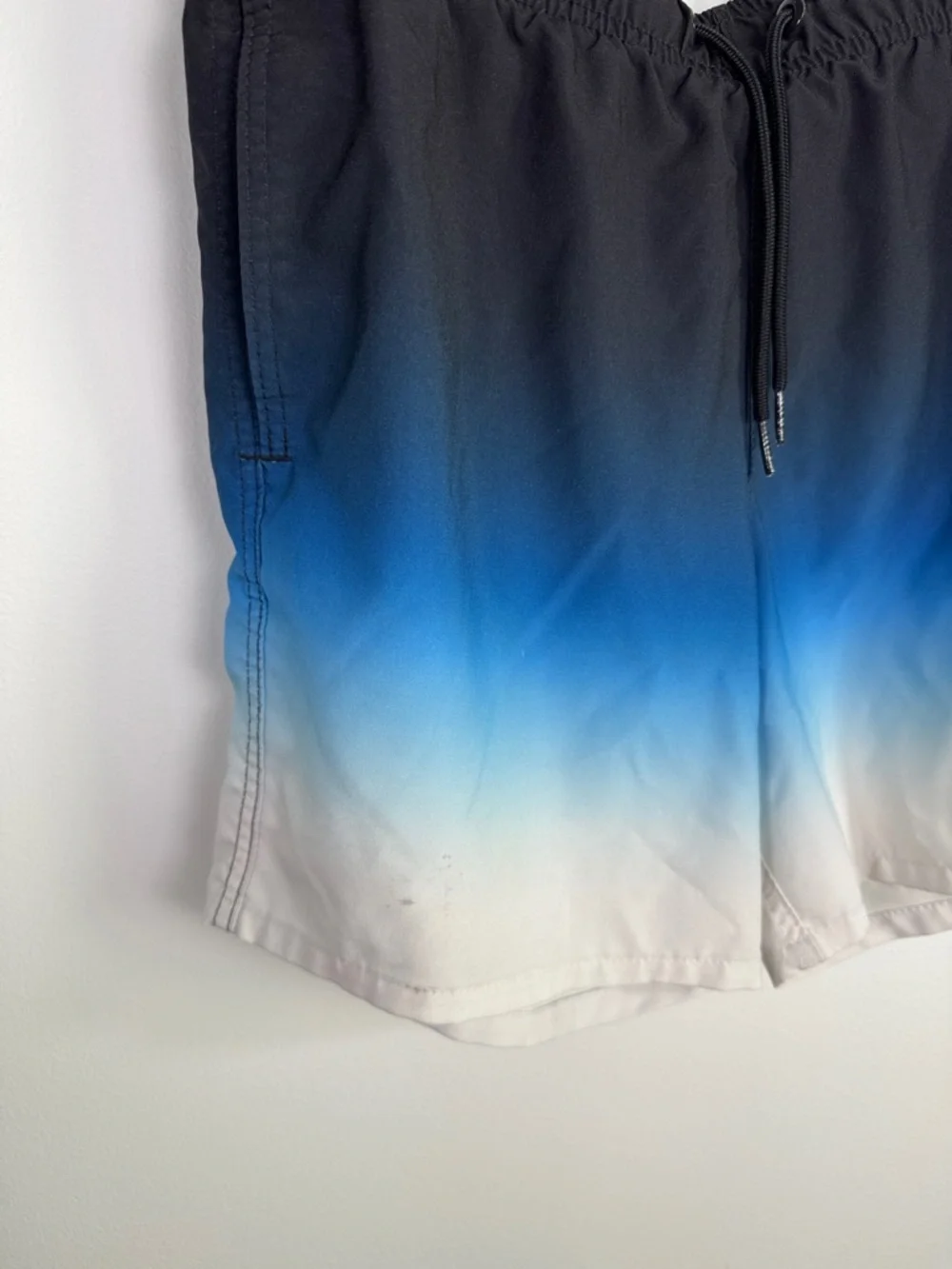 Hollister Men’s Medium Swim Trunks Ombré Blue Black White Mid-Thigh Board Shorts